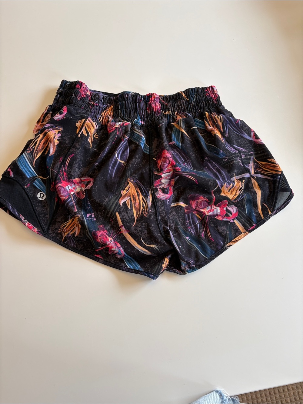 Lululemon Hotty Hot Black Floral Women's Running Shorts size 4 - Picture 4 of 6